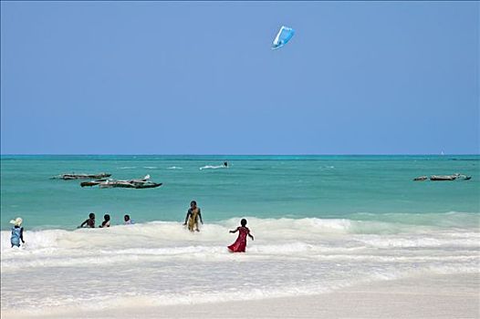 坦桑尼亚,桑给巴尔岛,孩子,玩,影子,海滩,风筝冲浪手,展示,技能,蓝绿色海水