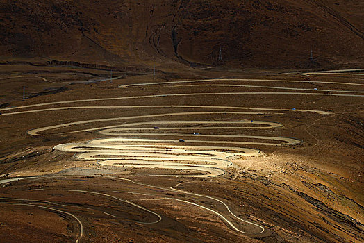 通往珠穆朗玛峰的盘山路