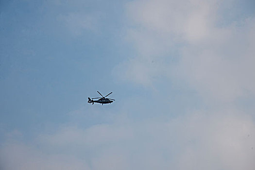 香港九龙维多利亚湾上空飞行的直升飞机