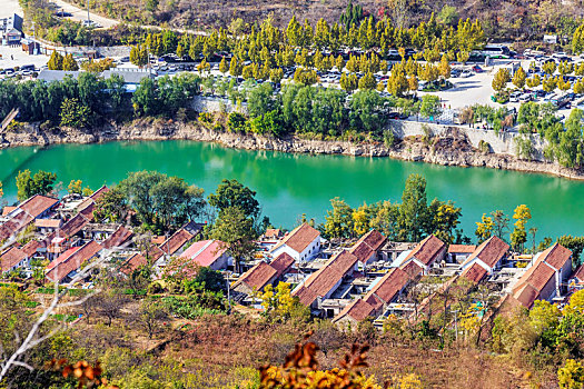 山坳中的湖畔乡村,山东青州庙子镇圣峪口村