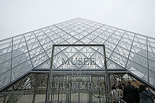 法国巴黎卢浮宫金字塔