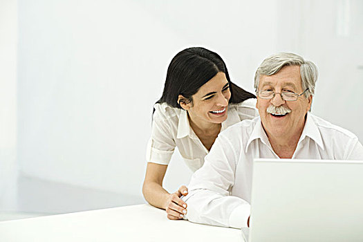 老人,中年,女人,看,笔记本电脑,一起,微笑