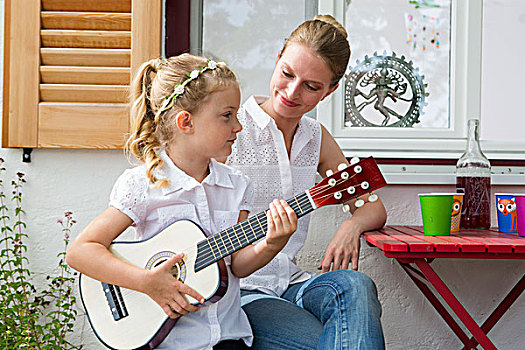 女孩,弹吉他,母亲