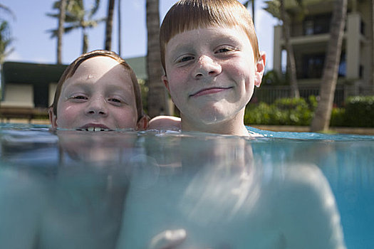 两个男孩,户外泳池,微笑