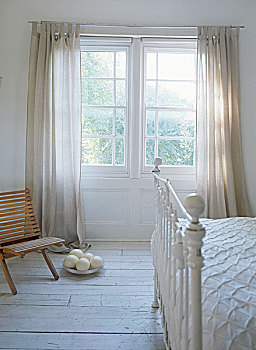 白色,房间,维多利亚时代风格,框架,床,木椅,鸵鸟蛋,窗户