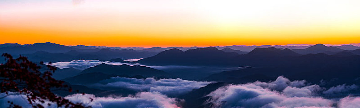 晨曦中的山峦