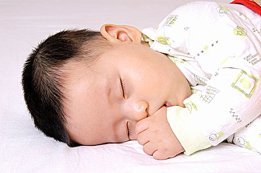 男婴睡觉含小手