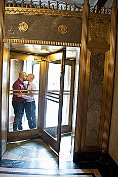 两个男人,结婚,市政厅,纽约,吻,旋转门