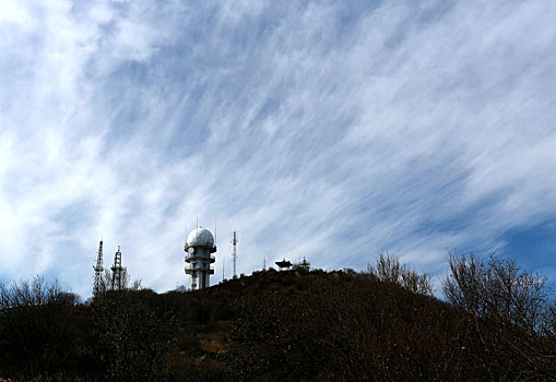 北京,郊区,百花山,户外,自然,白天,风景区,背景,外部,风景,白塔,铁塔,发射塔,信号塔,阳光,导航,雷达,傍晚,山顶,白云,蓝天