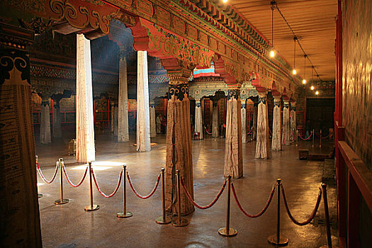 西藏拉萨布达拉宫内的色彩建筑和大厅