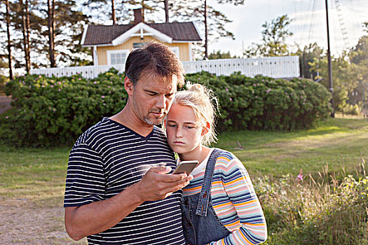 父亲,女儿,看,手机