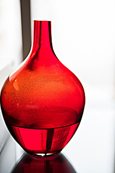 红色透明玻璃水瓶
