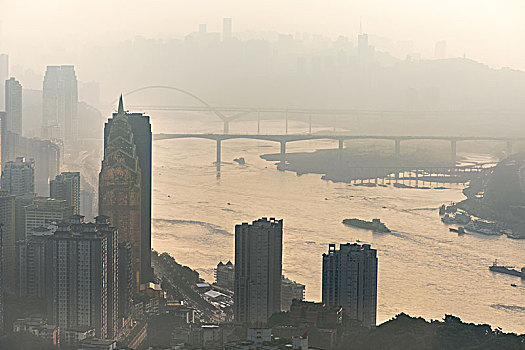 雾中远眺重庆嘉陵江大桥
