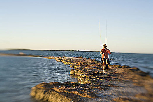 男人,骑自行车,鱼竿,岩石,码头,佛罗里达礁岛群,美国