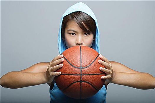 女青年,篮球,看镜头