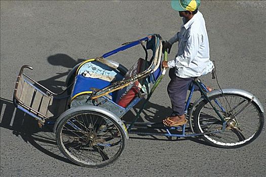 俯拍,一个,男人,骑,人力三轮车,柬埔寨