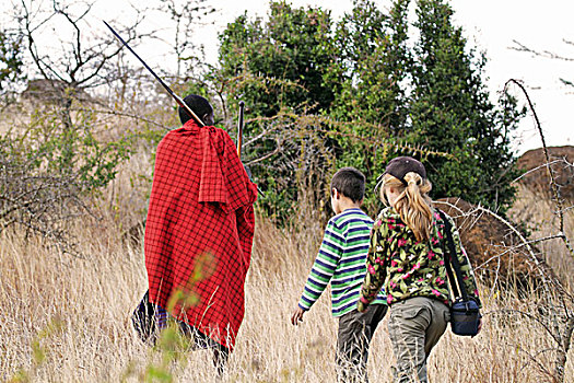 马萨伊人,引导,孩子,靠近,安伯塞利国家公园,肯尼亚