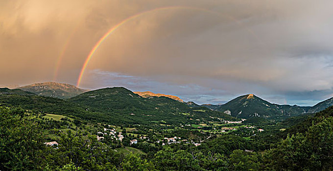 全景,彩虹,雷暴,上方,山谷,普罗旺斯,法国,欧洲