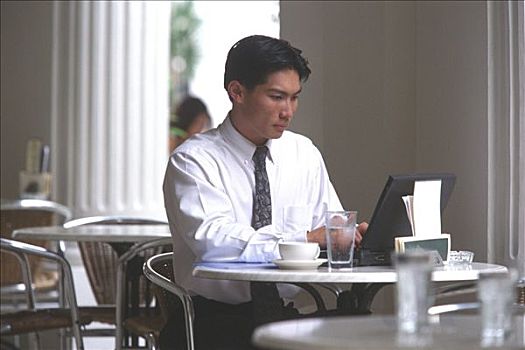 男主管,工作,笔记本电脑,咖啡