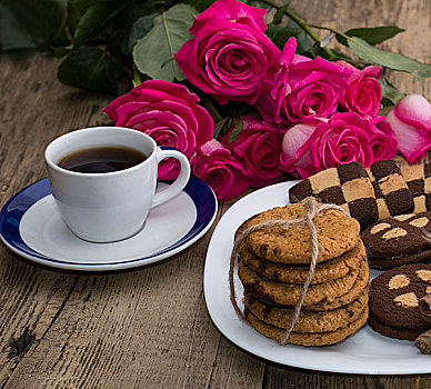 咖啡杯,饼干,盘子,花束,玫瑰