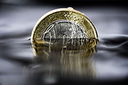 欧元,硬币,沉没,水,象征,图像,债务,危机,欧洲