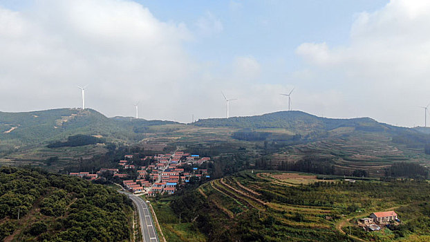 山东省日照市,秋日里的风力发电车成最美风景,绿色能源助力美丽乡村建设