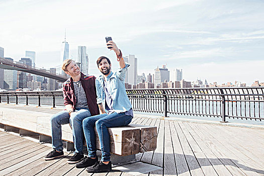 男性,坐,夫妇,河边,布鲁克林大桥,智能手机,纽约,美国