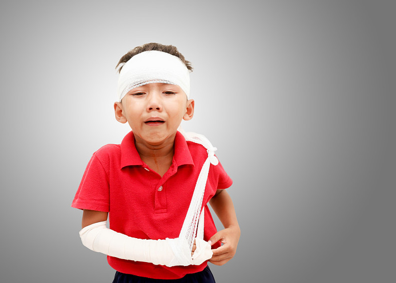 孩子_受伤_哭_展示_断臂_包绷带_头部_男孩_动作_高清图片_全景视觉