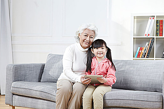 奶奶和孙女坐在沙发上
