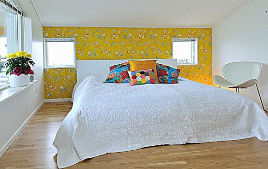 双人床,床头板,白色,床上用品,彩色,散落,垫子,墙壁,黄色,壁纸,设计师,椅子,一个
