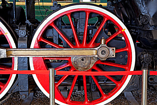 特写红色的老火车动力车轮
