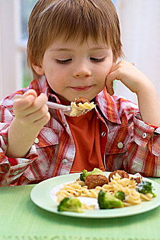 小男孩,吃饭,意大利面,花椰菜,香肠