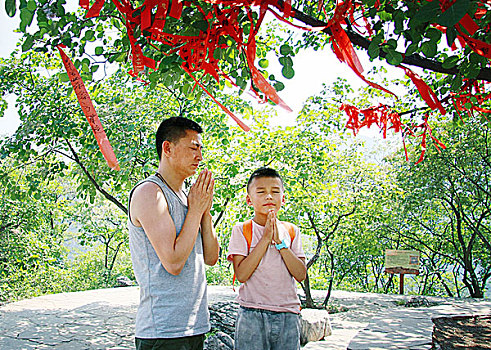 吊桥上的父子周末郊游采摘