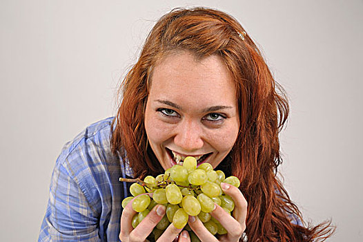 女青年,红发,吃,绿葡萄