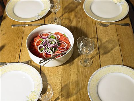 西红柿,洋葱,沙拉,四个,餐具摆放,桌上