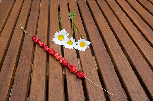 野草莓,雏菊,桌子