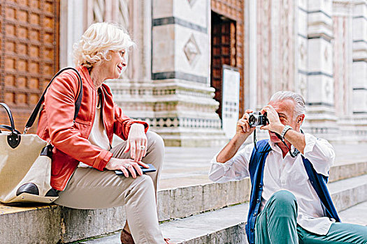 老头,游客,摄影,妻子,锡耶纳,大教堂,楼梯,托斯卡纳,意大利