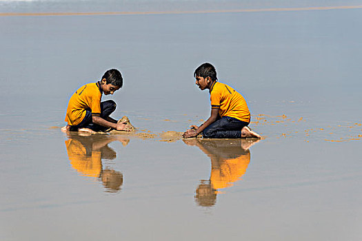两个,男生,穿,黄色,衬衫,玩,海滩,反射,喀拉拉,印度,亚洲