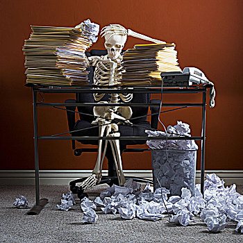 骨骼,坐,书桌,堆积,文书,纸团