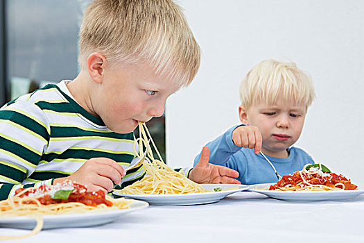 男孩,幼儿,兄弟,吃饭,意大利面,内庭