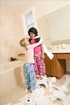 两个女孩,玩,卫生纸,卫生间