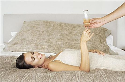 女人,躺着,床,香槟酒杯