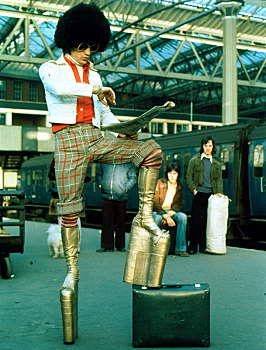 男人,20世纪70年代,装束,站台,鞋,英格兰,英国
