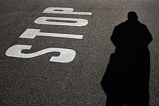 交通标志,地面,标记,停止,提示,沥青,影子,一个人