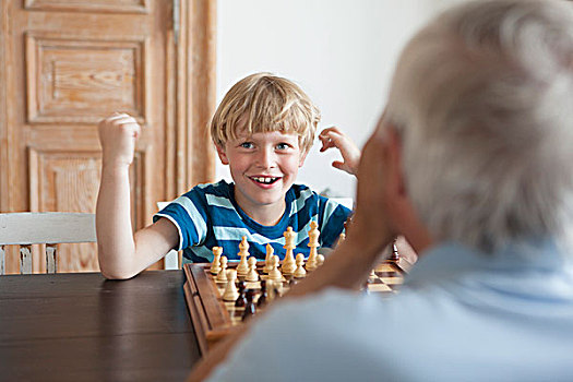 高兴,孙子,玩,下棋,爷爷,在家