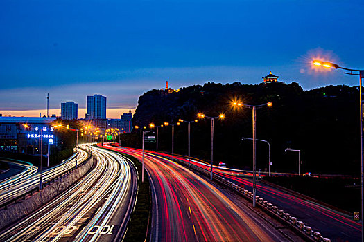 乌鲁木齐西大桥繁忙的城市道路夜景