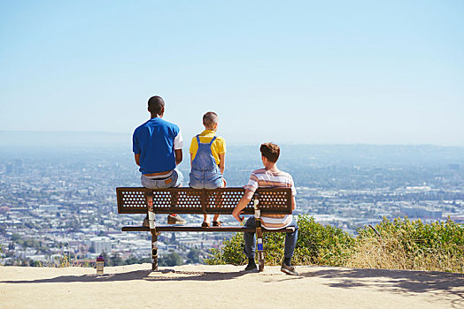 三个,年轻人,朋友,城市,山顶,长椅,后视图,洛杉矶,加利福尼亚,美国
