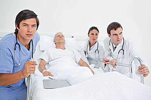 护理,医生,严肃,表情,推,病床,病人,躺着