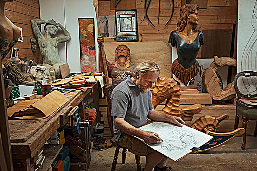 技工,木匠,坐,凳子,工作间,工作,素描,木炭画,围绕,木质,雕刻,涂绘,女性