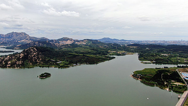 山东省日照市,航拍秋天里的凤凰湾,绿水青山环绕犹如天然氧吧